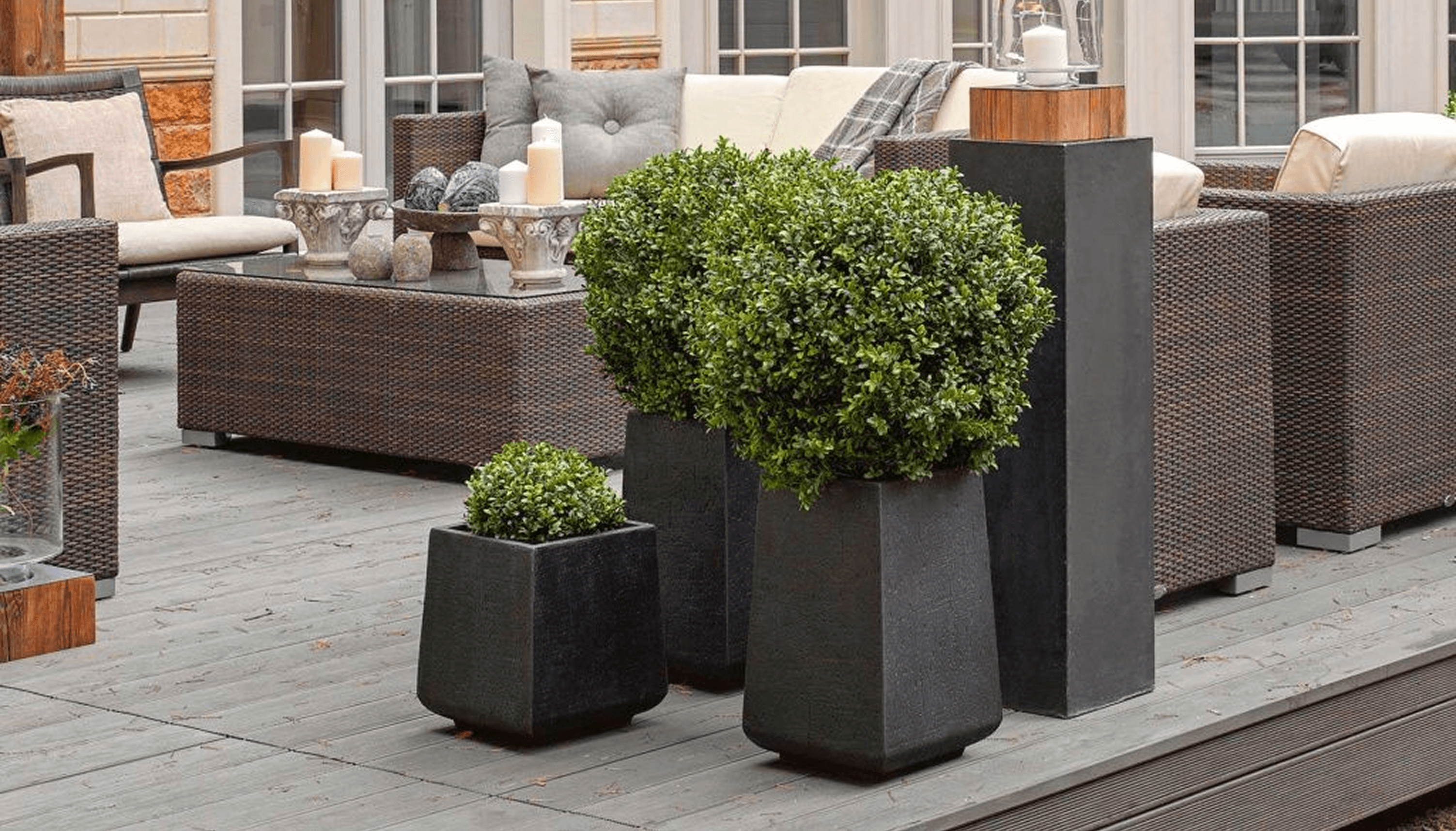 Искусственные растения в кашпо на террасе